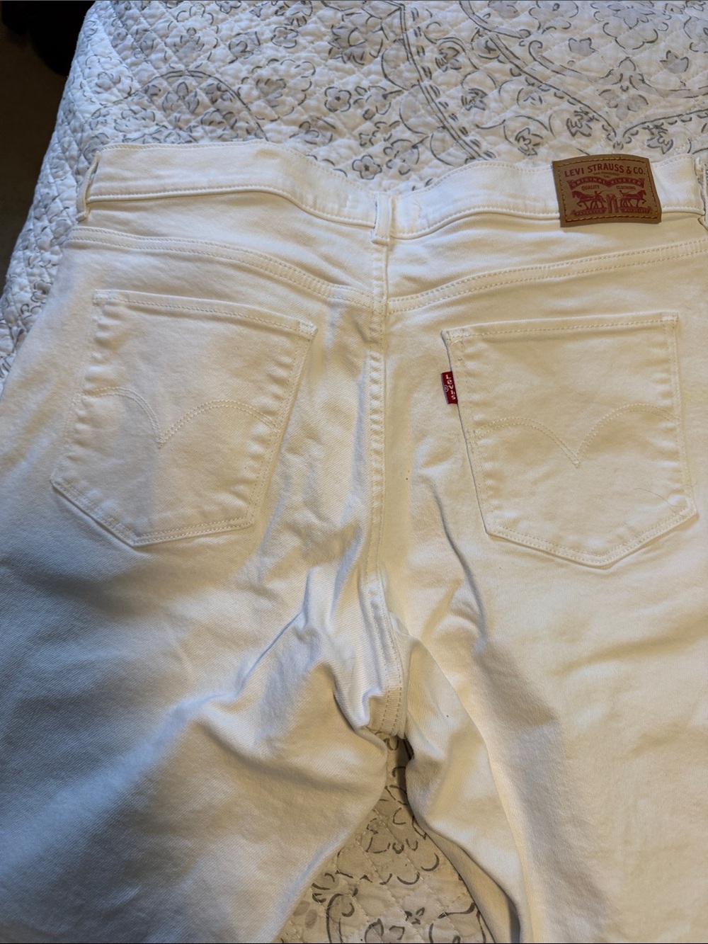 Levi’s Women’s White Stretch Denim Shorts - Picture 4 of 5